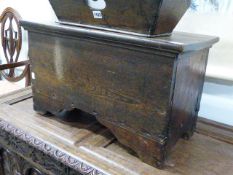 A SMALL EARLY 18TH.C. OAK PLANK COFFER. 65CMS WIDE.