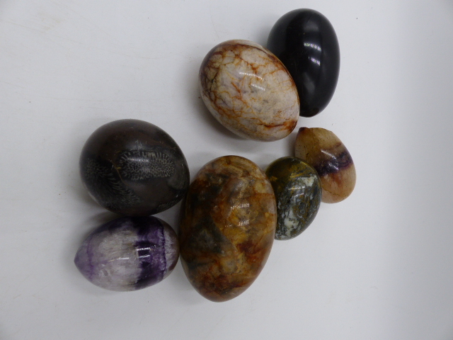 A COLLECTION OF ANTIQUE POLISHED STONE EGGS, TO INCLUDE FOSSIL EXAMPLES, BLUE JOHN, QUARTZ, ROCK - Image 10 of 13