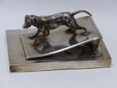 A HALLMARKED SILVER DESK CLIP MOUNTED WITH A SILVER HUNTING DOG. TOWN MARK LONDON, CIRCA 1899,