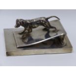 A HALLMARKED SILVER DESK CLIP MOUNTED WITH A SILVER HUNTING DOG. TOWN MARK LONDON, CIRCA 1899,