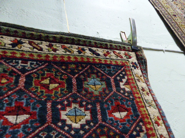 AN UNUSUAL ANTIQUE CAUCASIAN SMALL MAT. - Image 7 of 8