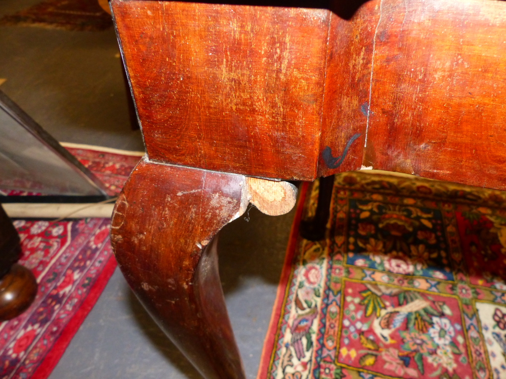 A CARVED MAHOGANY GEORGIAN TEA TABLE WITH SHAPED FRIEZE AND CONCERTINA ACTION. - Image 4 of 4