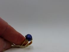 A 9CT GOLD CABUCHON BLUE STAR SAPHIRE SET SET DRESS RING