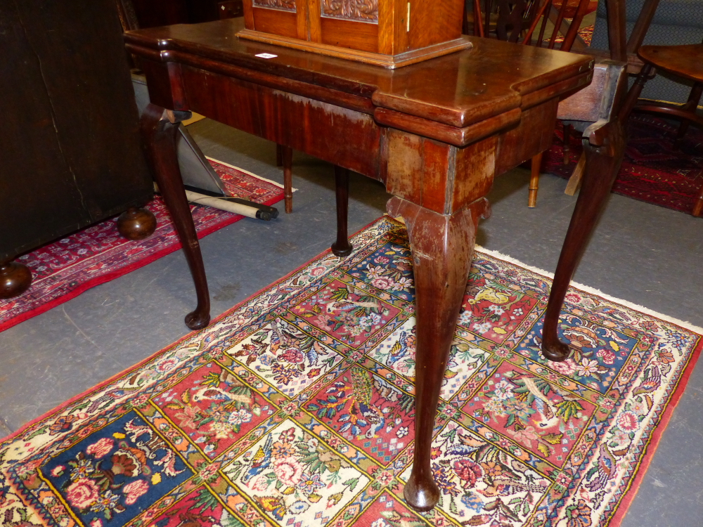 A CARVED MAHOGANY GEORGIAN TEA TABLE WITH SHAPED FRIEZE AND CONCERTINA ACTION.