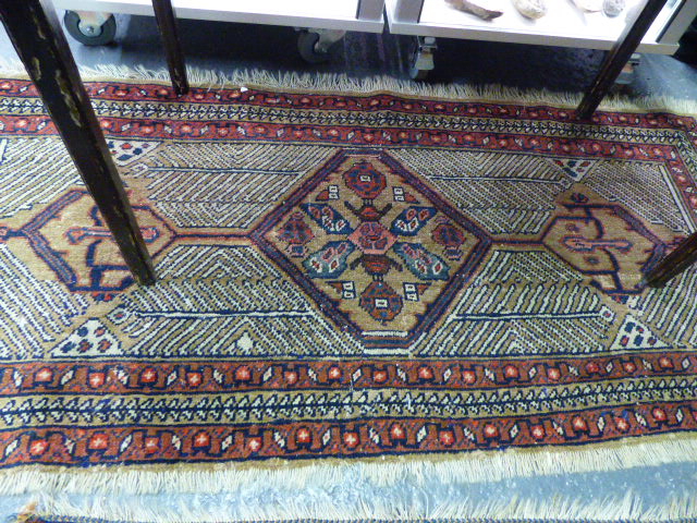 AN UNUSUAL ANTIQUE PERSIAN SERAB SMALL RUG 138X60CMS AND AN ANTIQUE PERSIAN AFSHAR BAG FACE. - Image 4 of 5