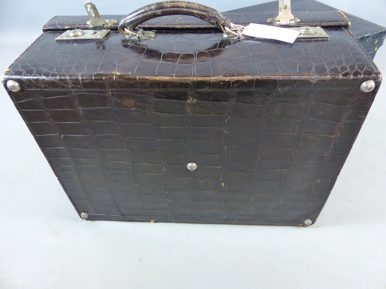 A GOOD ASPREY LONDON CROCODILE SKIN SUITCASE WITH GILT BRASS FITTINGS TOGETHER WITH A SMALLER - Image 10 of 21