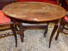 A 19TH.C.FRENCH OCCASIONAL TABLE WITH OVAL TOP ON SLENDER CABRIOLE LEGS. 90CMS WIDE