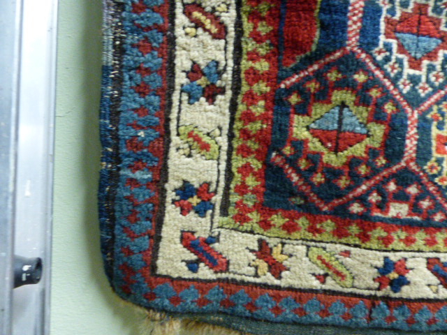 AN UNUSUAL ANTIQUE CAUCASIAN SMALL MAT. - Image 3 of 8