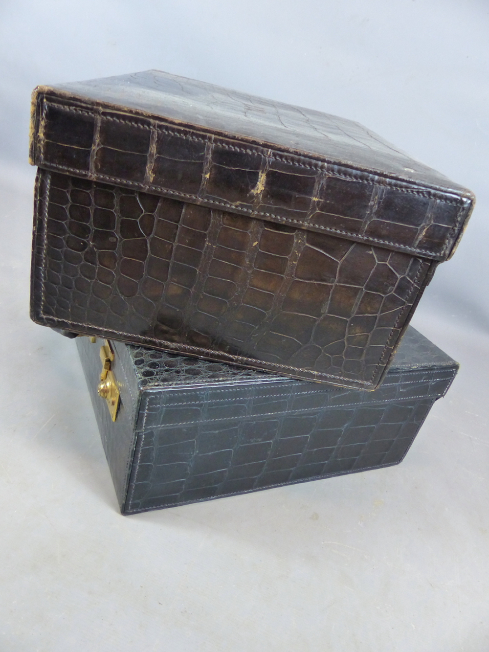 A GOOD ASPREY LONDON CROCODILE SKIN SUITCASE WITH GILT BRASS FITTINGS TOGETHER WITH A SMALLER - Image 4 of 21