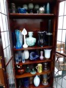 A LARGE COLLECTION OF 20TH CENTURY ART GLASS AND VARIOUS CERAMICS TO INCLUDE A WEDGWOOD PART