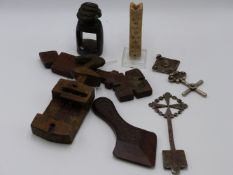 A GROUP OF VARIOUS AFRICAN ARTEFACTS TO INCLUDE A CARVED WOOD LOCK, A SMALL HEDDLE, COPTIC WOOD