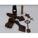 A GROUP OF VARIOUS AFRICAN ARTEFACTS TO INCLUDE A CARVED WOOD LOCK, A SMALL HEDDLE, COPTIC WOOD