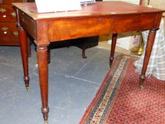 AN EARLY 19TH. CENTURY MAHOGANY TWO DRAWER WRITING/LIBRARY TABLE WITH SLIDES TO EACH END AND BRASS