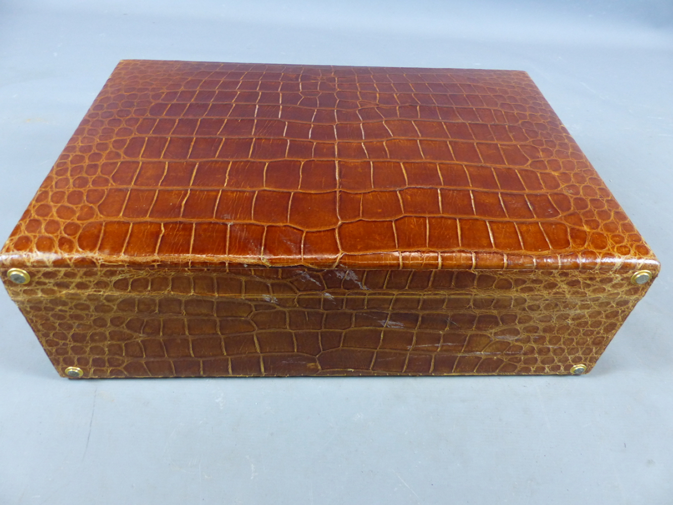 AN EARLY 20TH CENTURY CROCODILE LEATHER TRAVELLING VANITY CASE. PART FITTED WITH VARIOUS WHITE METAL - Image 12 of 14