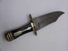 AN IMPRESSIVE OVER SCALE DAMASCENE STEEL BLADED CLIP POINT BOWIE TYPE KNIFE WITH HORN MOUNTED NICKEL