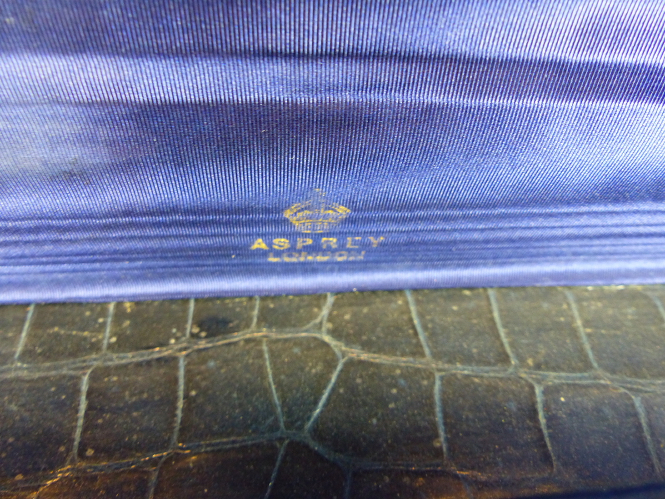 A GOOD ASPREY LONDON CROCODILE SKIN SUITCASE WITH GILT BRASS FITTINGS TOGETHER WITH A SMALLER - Image 21 of 21