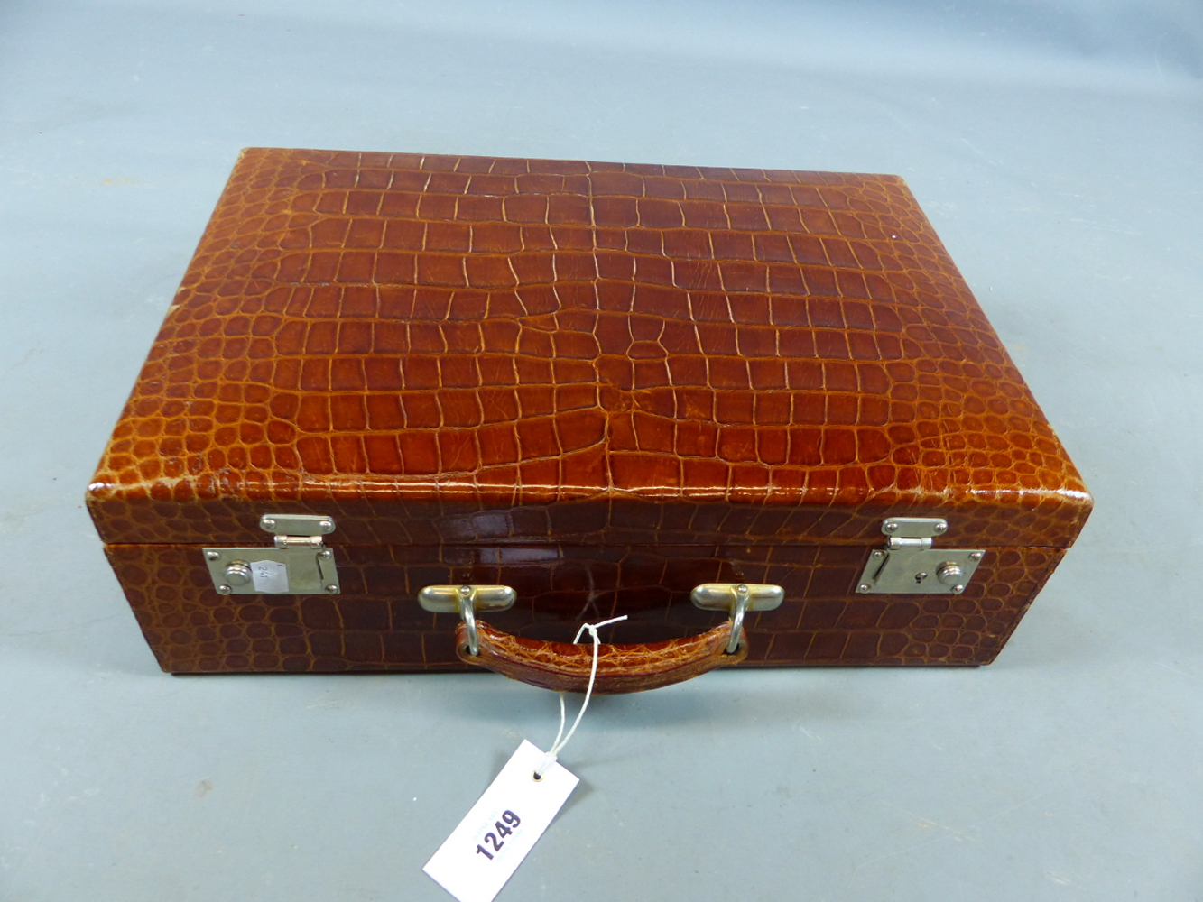 AN EARLY 20TH CENTURY CROCODILE LEATHER TRAVELLING VANITY CASE. PART FITTED WITH VARIOUS WHITE METAL - Image 10 of 14