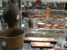 AN EXTENSIVE COLLECTION OF TREEN AND OBJETS TROUVE TO INCLUDE BOXES, STANDS, ETC