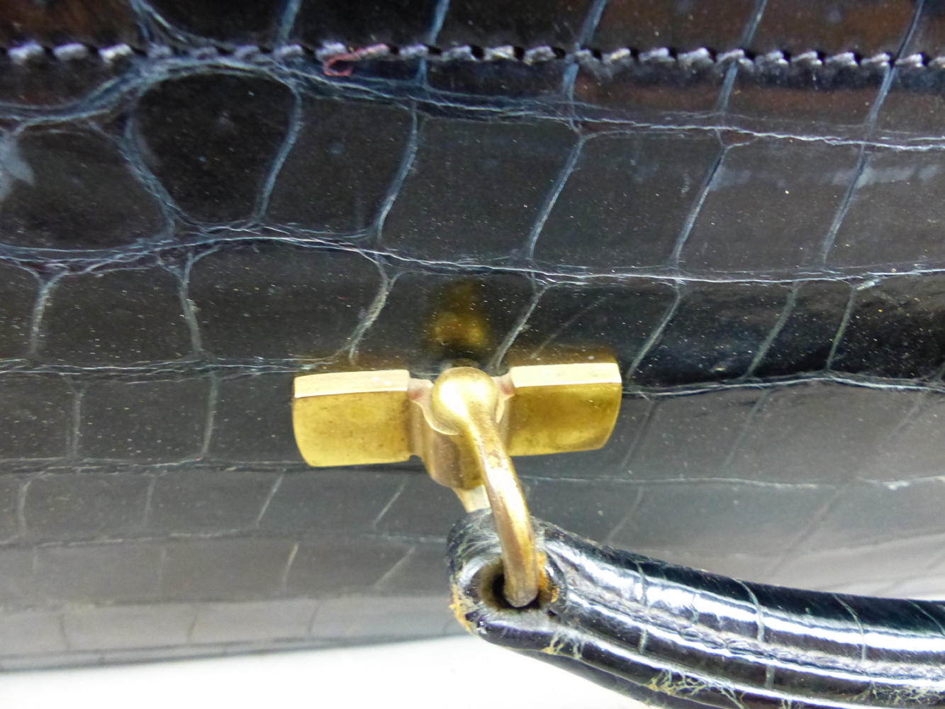 A GOOD ASPREY LONDON CROCODILE SKIN SUITCASE WITH GILT BRASS FITTINGS TOGETHER WITH A SMALLER - Image 16 of 21