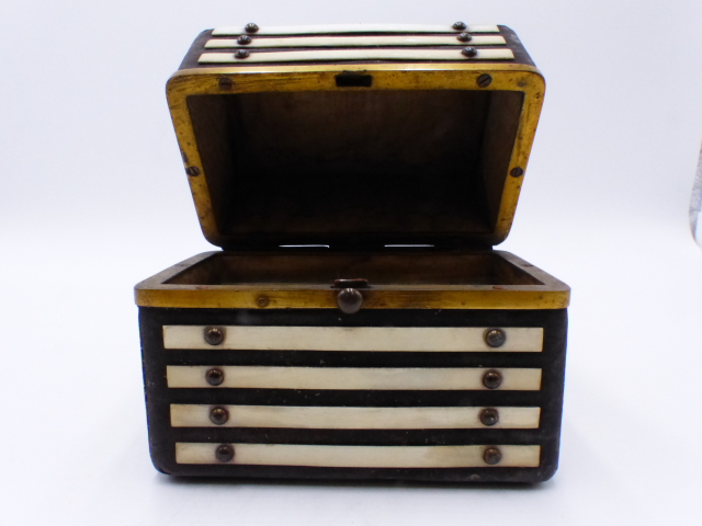 A LATE GEORGIAN SMALL TABLE CASKET WITH IVORY AND GILKT BRASS MOUNTS CONTAINING A SELECTION OF - Image 12 of 24