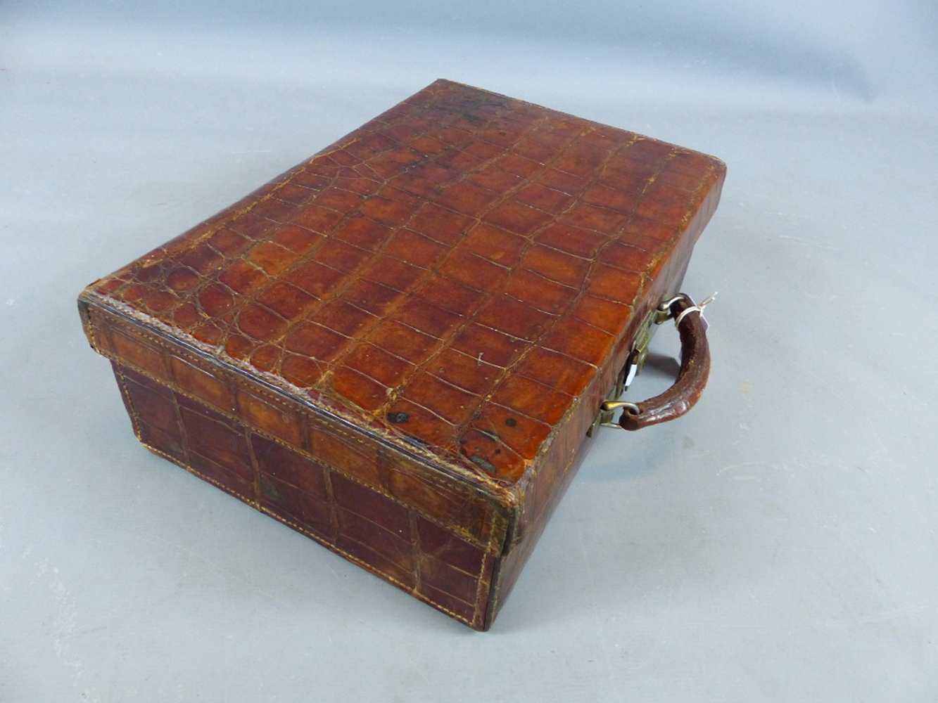 A CROCODILE SKIN TRAVELLING VANITY CASE FITTED WITH VARIOUS GLASS AND WHITE METAL DRESSING TABLE - Image 2 of 10