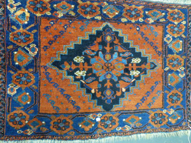 AN UNUSUAL ANTIQUE PERSIAN SERAB SMALL RUG 138X60CMS AND AN ANTIQUE PERSIAN AFSHAR BAG FACE. - Image 2 of 5