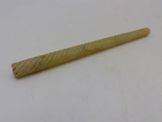 AN ANTIQUE ORIENTAL CARVED JADE FLY WHISP HANDLE OF TAPERED SPIRAL TWIST FORM.