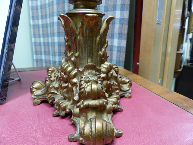 A LATE 19TH CENTURY FRENCH GILT METAL LAMP BASE WITH BLUE GLASS STEM AND SCROLLED FEET. (50CMS - Image 6 of 20