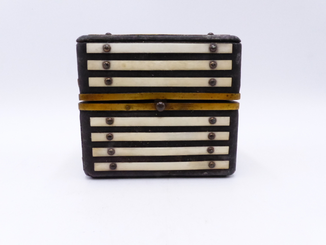 A LATE GEORGIAN SMALL TABLE CASKET WITH IVORY AND GILKT BRASS MOUNTS CONTAINING A SELECTION OF - Image 3 of 24