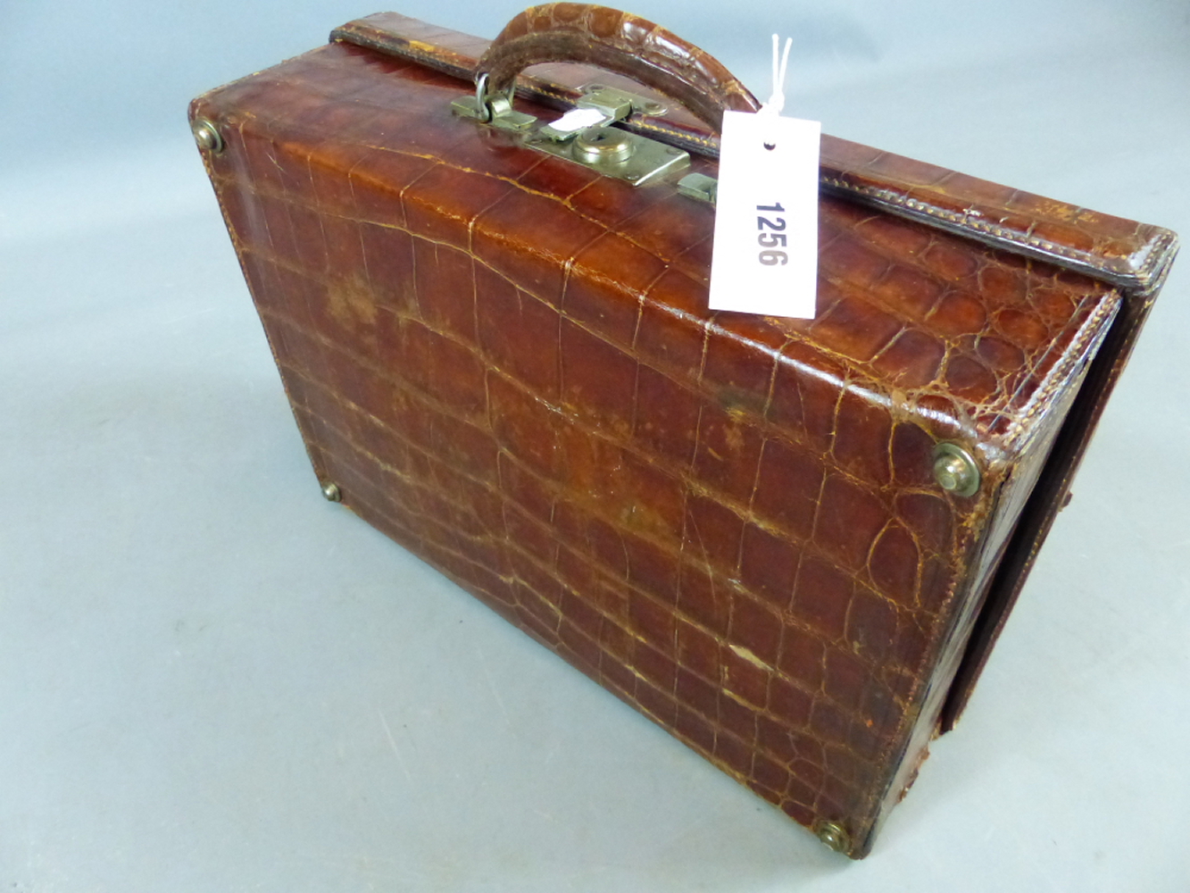 A CROCODILE SKIN TRAVELLING VANITY CASE FITTED WITH VARIOUS GLASS AND WHITE METAL DRESSING TABLE - Image 4 of 10