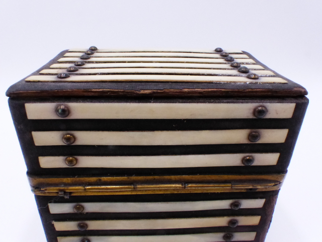 A LATE GEORGIAN SMALL TABLE CASKET WITH IVORY AND GILKT BRASS MOUNTS CONTAINING A SELECTION OF - Image 10 of 24