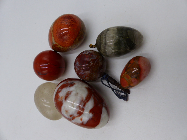 A COLLECTION OF ANTIQUE POLISHED STONE EGGS, TO INCLUDE FOSSIL EXAMPLES, BLUE JOHN, QUARTZ, ROCK - Image 11 of 13