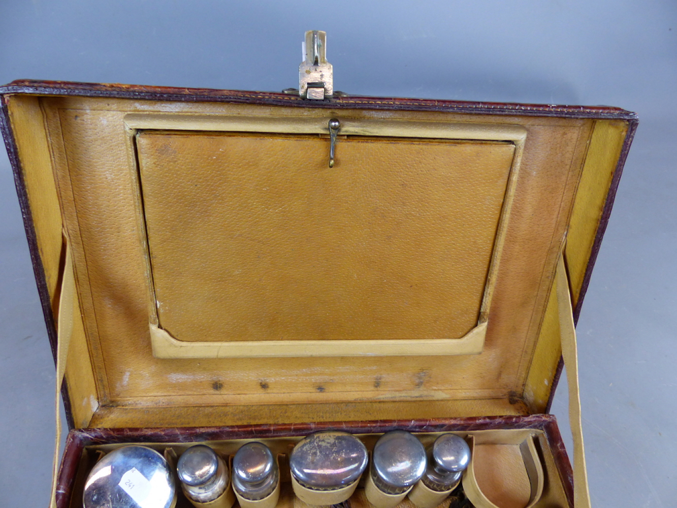 A CROCODILE SKIN TRAVELLING VANITY CASE FITTED WITH VARIOUS GLASS AND WHITE METAL DRESSING TABLE - Image 8 of 10