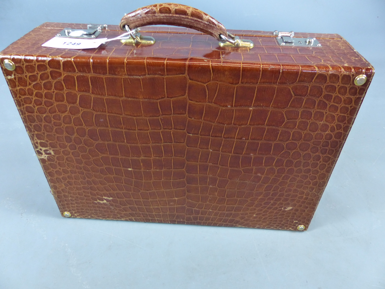 AN EARLY 20TH CENTURY CROCODILE LEATHER TRAVELLING VANITY CASE. PART FITTED WITH VARIOUS WHITE METAL - Image 14 of 14