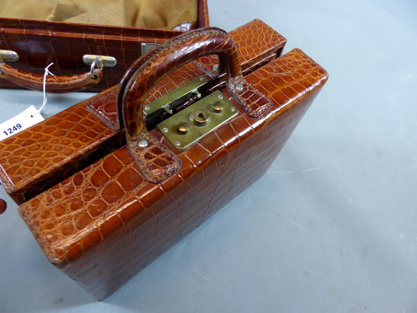 AN EARLY 20TH CENTURY CROCODILE LEATHER TRAVELLING VANITY CASE. PART FITTED WITH VARIOUS WHITE METAL - Image 6 of 14