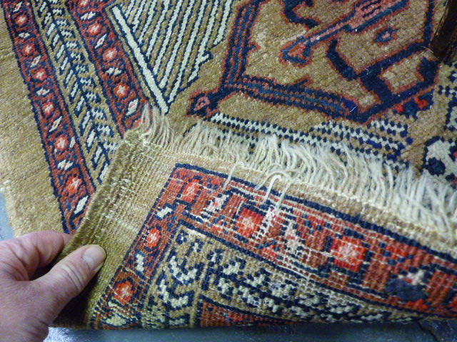 AN UNUSUAL ANTIQUE PERSIAN SERAB SMALL RUG 138X60CMS AND AN ANTIQUE PERSIAN AFSHAR BAG FACE. - Image 5 of 5