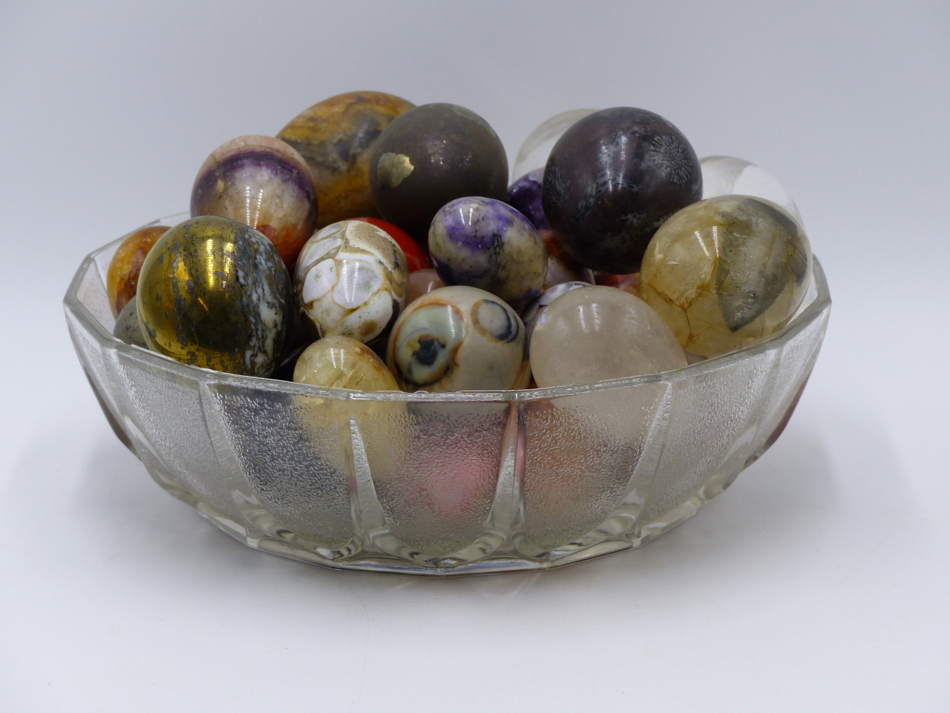 A COLLECTION OF ANTIQUE POLISHED STONE EGGS, TO INCLUDE FOSSIL EXAMPLES, BLUE JOHN, QUARTZ, ROCK