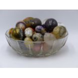 A COLLECTION OF ANTIQUE POLISHED STONE EGGS, TO INCLUDE FOSSIL EXAMPLES, BLUE JOHN, QUARTZ, ROCK