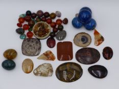 A GROUP OF POLISHED STONE AND AGATE BEADS, PENDANTS, CABOCHON AND OTHERS. (QTY)