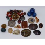 A GROUP OF POLISHED STONE AND AGATE BEADS, PENDANTS, CABOCHON AND OTHERS. (QTY)