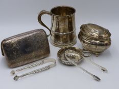 A HALLMARKED SILVER TANKARD, CIGARETTE CASE, TWO PAIRS OF SUGAR TONGS, A VIN D'ETAT AND A HINGED LID