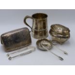 A HALLMARKED SILVER TANKARD, CIGARETTE CASE, TWO PAIRS OF SUGAR TONGS, A VIN D'ETAT AND A HINGED LID