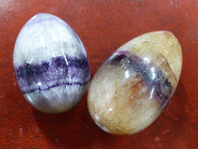 A COLLECTION OF ANTIQUE POLISHED STONE EGGS, TO INCLUDE FOSSIL EXAMPLES, BLUE JOHN, QUARTZ, ROCK - Image 7 of 13