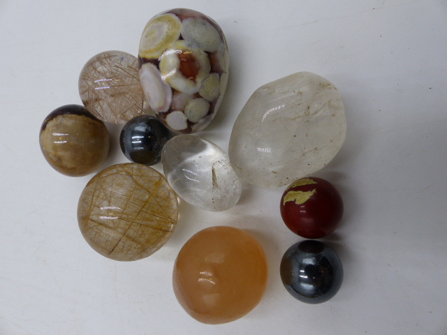 A COLLECTION OF ANTIQUE POLISHED STONE EGGS, TO INCLUDE FOSSIL EXAMPLES, BLUE JOHN, QUARTZ, ROCK - Image 13 of 13