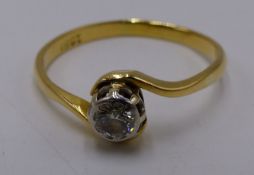 AN 18CT STAMPED YELLOW GOLD DIAMOND SINGLE STONE RING, THE SOLITAIRE DIAMOND IS SET CENTRALLY IN A