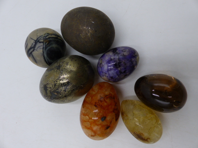 A COLLECTION OF ANTIQUE POLISHED STONE EGGS, TO INCLUDE FOSSIL EXAMPLES, BLUE JOHN, QUARTZ, ROCK - Image 12 of 13