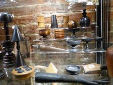 A COLLECTION OF VARIOUS TREEN TO INCLUDE A TURNED WIG STAND, BOXWOOD LIDDED BOX, SMALL IRON BOUND