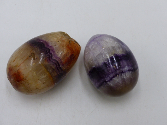 A COLLECTION OF ANTIQUE POLISHED STONE EGGS, TO INCLUDE FOSSIL EXAMPLES, BLUE JOHN, QUARTZ, ROCK - Image 2 of 13