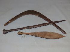 AN ANTIQUE WESTERN AUSTRALIAN ABORIGINAL WOOMERA SPEAR THROWER WITH GEOMETRIC CARVED DECORATION AND