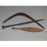 AN ANTIQUE WESTERN AUSTRALIAN ABORIGINAL WOOMERA SPEAR THROWER WITH GEOMETRIC CARVED DECORATION AND